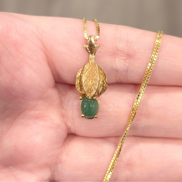 Vintage 14K Gold Jade Pendant: Artisan Leaf Design - Picture 3 of 10